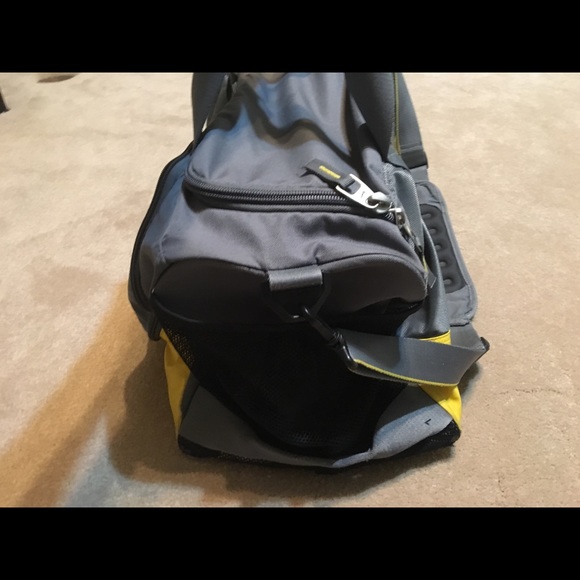 Nike livestrong gym large duffle bag - Picture 2 of 5